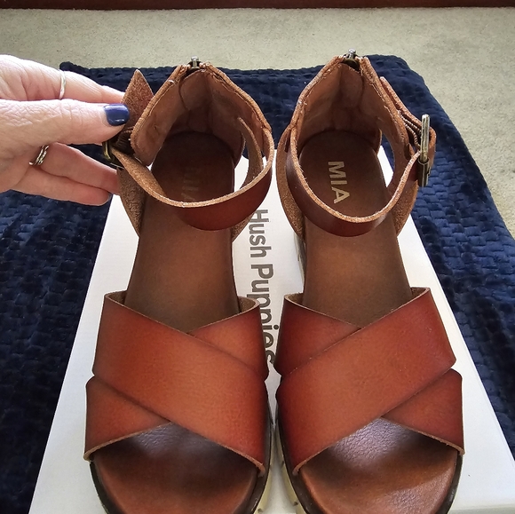 Mia size 7 ladies sandals. Very nice shoes. Great cushion when you walk. - Picture 5 of 6